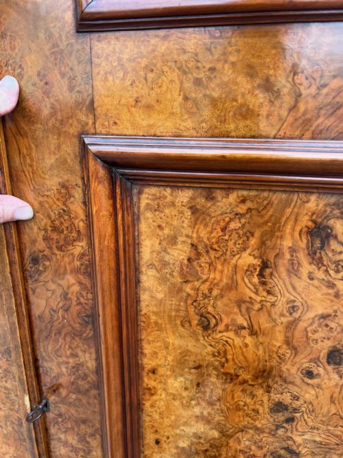 A MID 19TH CENTURY BURR WALNUT TWO DOOR COMPACTUM WARDROBE CIRCA 1870 - ADDITIONAL PHOTO 7