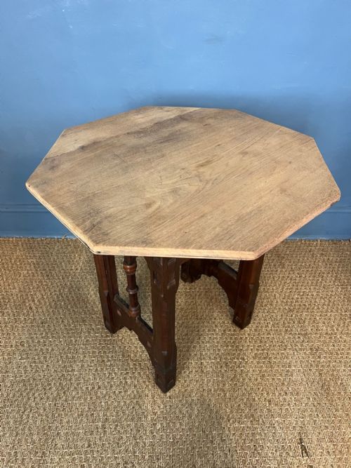 A GOTHIC REFORM OAK OCTAGONAL TABLE CIRCA 1870 - ADDITIONAL PHOTO 4