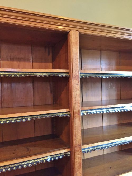 A MAGNIFICENT MID 19TH CENTURY BIRDSEYE MAPLE BOOKCASE DESIGNED BY SIR CHARLES BARRY FOR KIDDINGTON HALL OXFORDSHIRE - ADDITIONAL PHOTO 2