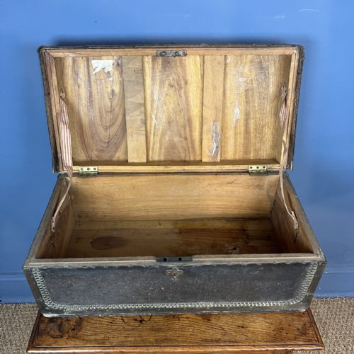 A LATE GEORGIAN CHINESE EXPORT LEATHER CAMPHOR BOX CIRCA 1830 - ADDITIONAL PHOTO 1
