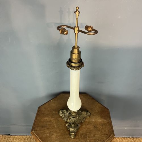 A LARGE VICTORIAN OPALINE AND GILT BRASS LAMP STAMPED MC GARYS PATENT CIRCA 1850 - ADDITIONAL PHOTO 4