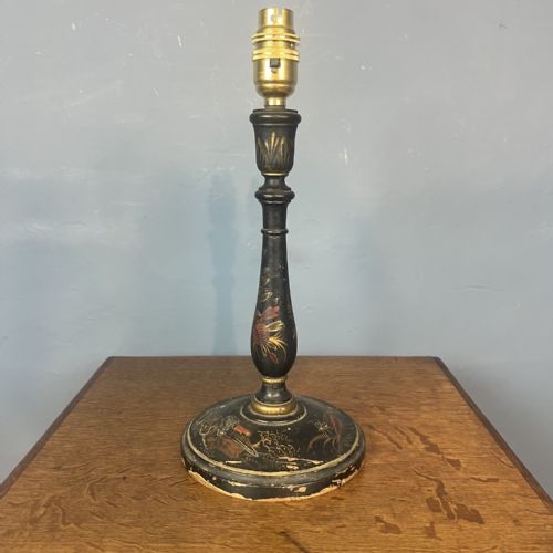AN EDWARDIAN CHINOISERIE LACQUER TABLE LAMP CIRCA 1910
