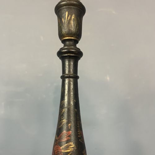 AN EDWARDIAN CHINOISERIE LACQUER TABLE LAMP CIRCA 1910 - ADDITIONAL PHOTO 2