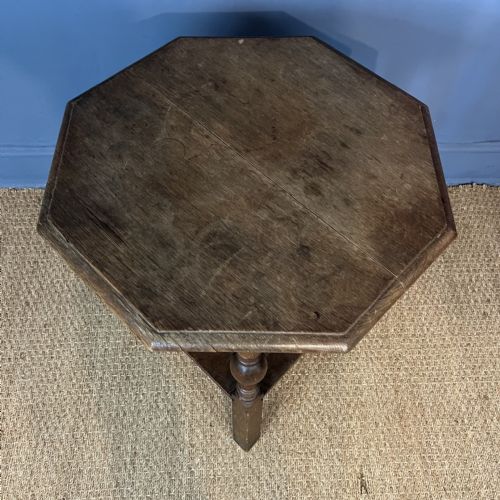 AN ARTS AND CRAFTS OAK TABLE CIRCA 1900 ATTRIBUTED TO LIBERTY AND CO - ADDITIONAL PHOTO 3