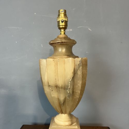 AN EDWARDIAN ALABASTER TABLE LAMP CIRCA 1910 - ADDITIONAL PHOTO 1
