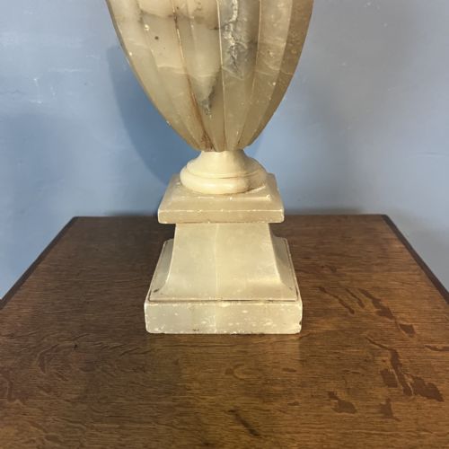 AN EDWARDIAN ALABASTER TABLE LAMP CIRCA 1910 - ADDITIONAL PHOTO 2
