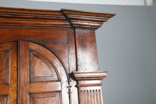 A GEORGE 111 ELM ARCHITECTURAL STANDING CORNER CUPBOARD CIRCA 1770 - ADDITIONAL PHOTO 2