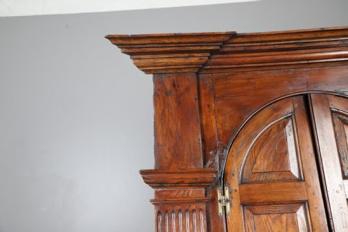 A GEORGE 111 ELM ARCHITECTURAL STANDING CORNER CUPBOARD CIRCA 1770 - ADDITIONAL PHOTO 3