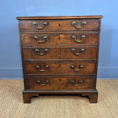 A SMALL GEORGE 111 MAHOGANY CHEST OF DRAWERS CIRCA 1780