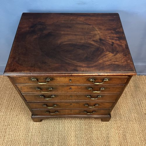 A SMALL GEORGE 111 MAHOGANY CHEST OF DRAWERS CIRCA 1780 - ADDITIONAL PHOTO 2