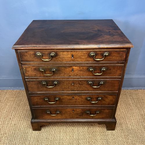 A SMALL GEORGE 111 MAHOGANY CHEST OF DRAWERS CIRCA 1780 - ADDITIONAL PHOTO 3