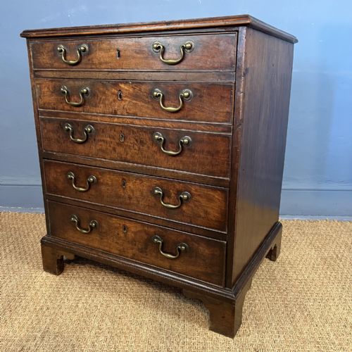 A SMALL GEORGE 111 MAHOGANY CHEST OF DRAWERS CIRCA 1780 - ADDITIONAL PHOTO 4