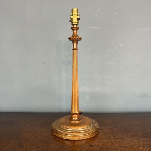 AN EDWARDIAN FLUTED WALNUT TABLE LAMP CIRCA 1910 - ADDITIONAL PHOTO 1