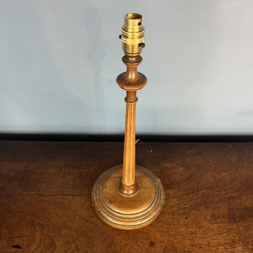 AN EDWARDIAN FLUTED WALNUT TABLE LAMP CIRCA 1910 - ADDITIONAL PHOTO 2
