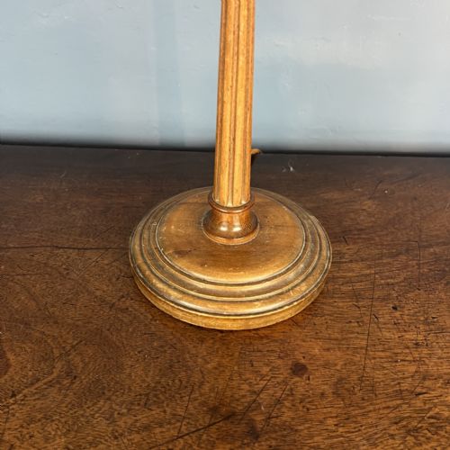 AN EDWARDIAN FLUTED WALNUT TABLE LAMP CIRCA 1910 - ADDITIONAL PHOTO 3