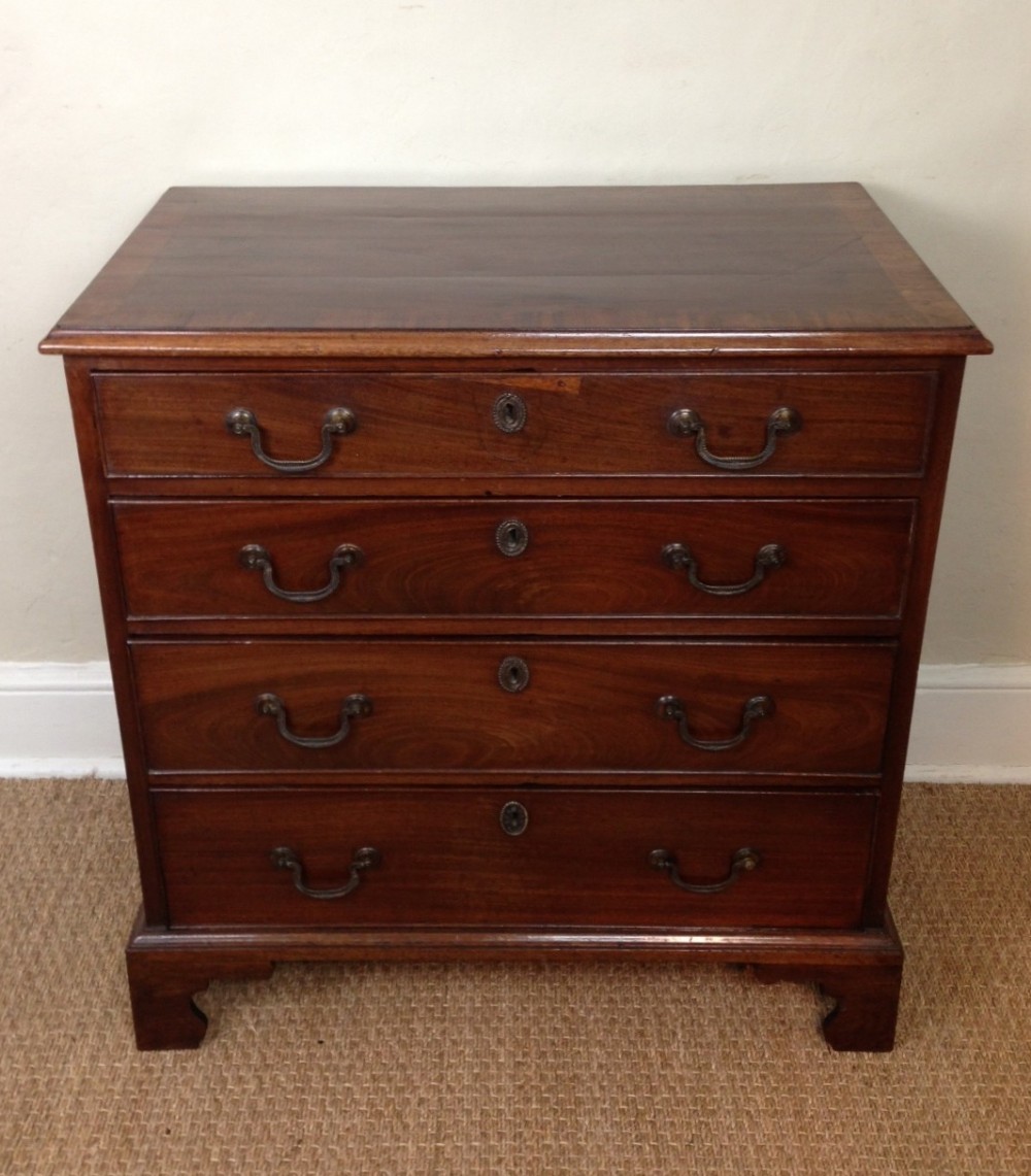 A small George 111 mahogany chest of drawers c 1790