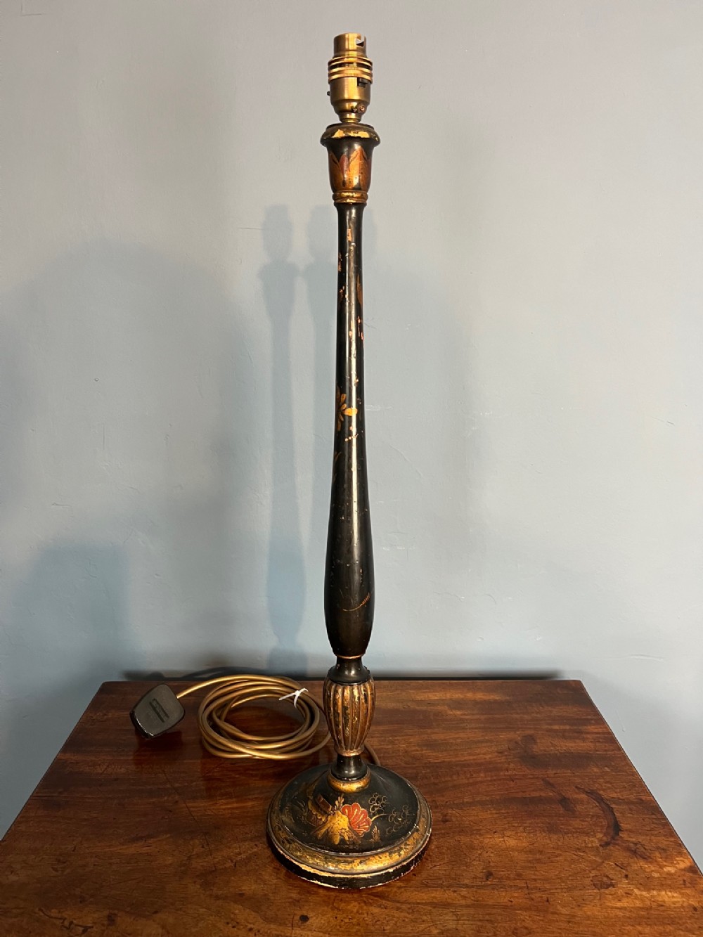 An Edwardian chinoiserie lacquer table lamp circa 