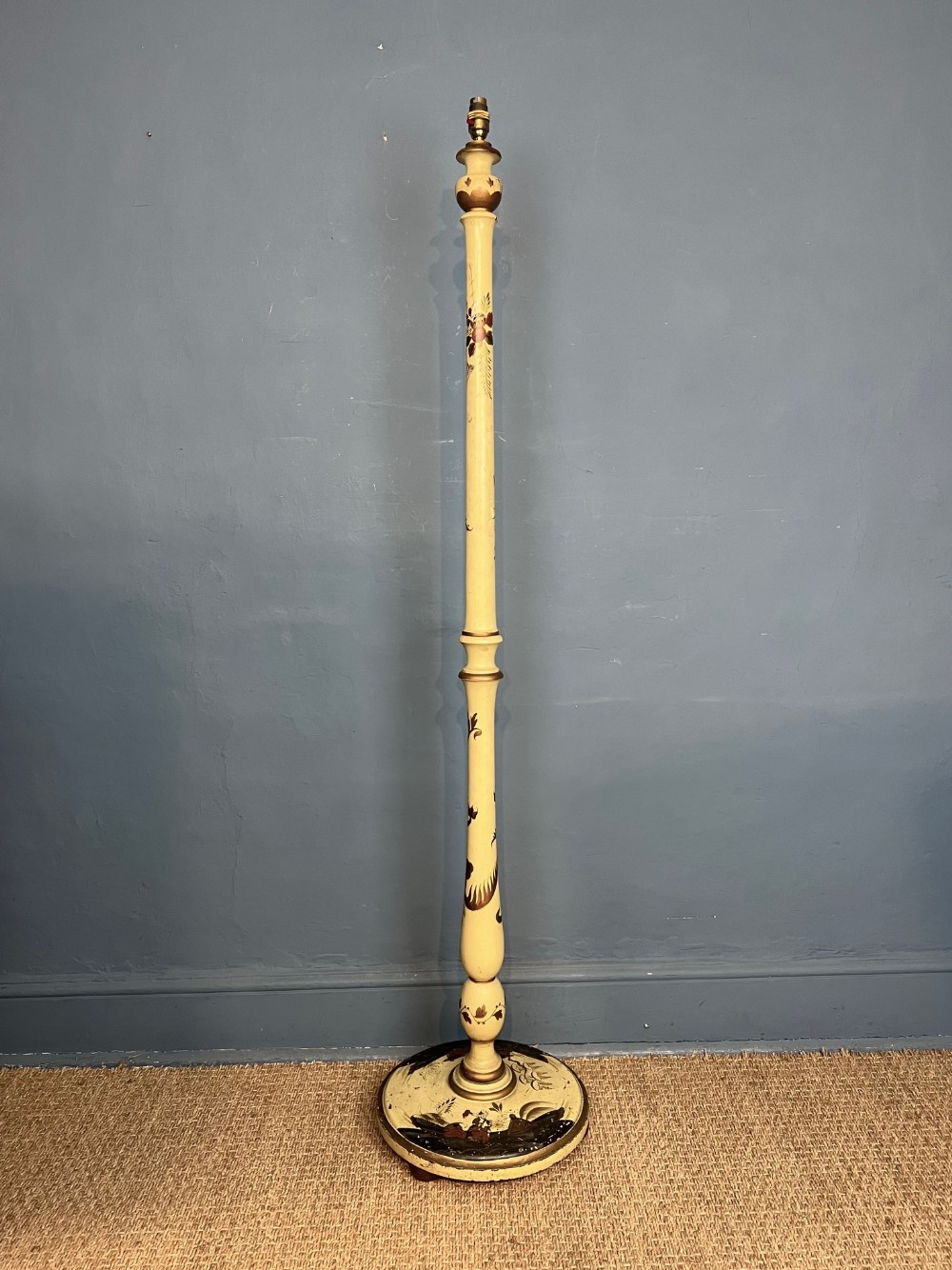 An Edwardian standard lamp featuring an ivory-painted turned wooden column decorated with dark Chinoiserie hand-painted motifs and gilded accents on a circular pedestal base.