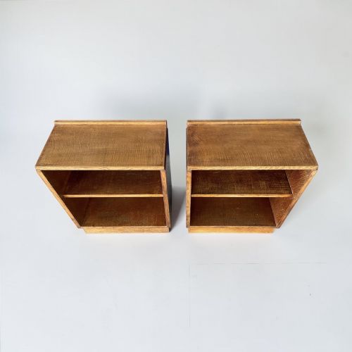 A PAIR OF OAK BOOKCASES - ADDITIONAL PHOTO 1