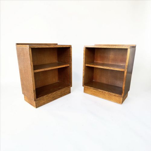 A PAIR OF OAK BOOKCASES - ADDITIONAL PHOTO 3