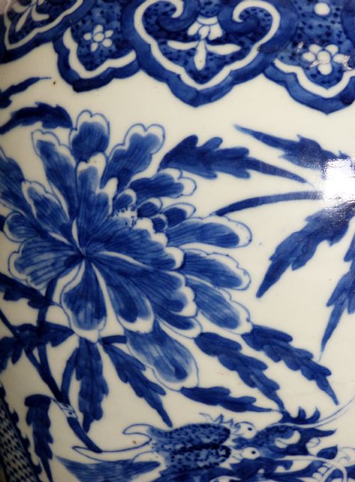fig 2. Large Chinese Qianlong Dynasty (1736-95) blue and white vase.