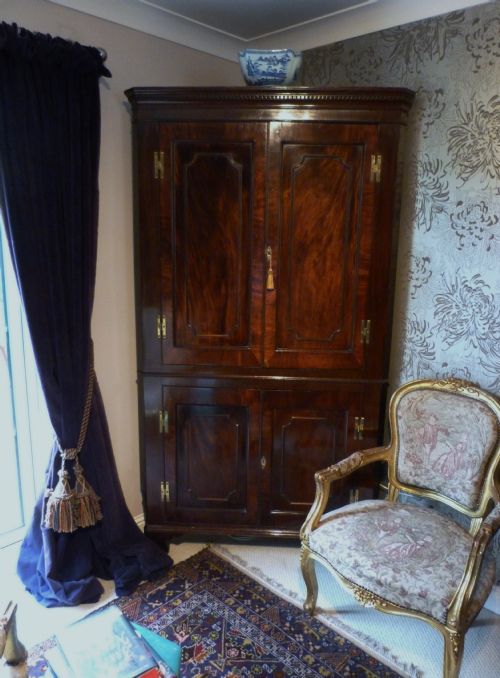 GEORGE III MAHOGANY CORNER CUPBOARD C1770 - ADDITIONAL PHOTO 3
