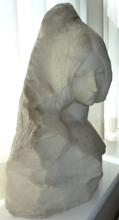 fig 1. Alabaster Bust of Louise De La Valliere c.1900; by Vittorio Pochini.