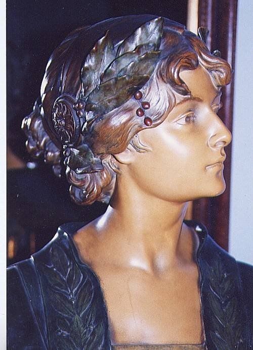 fig 2. An Art Nouveau sculpted portrait bust of the poet Sappho featuring dark bronzed drapery, warm ochre skin tones, and the inscription SAPPHO across the plinth.