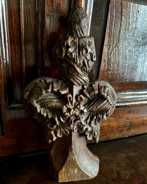 fig 1. Oak 'poppy head', c1580/1630.
