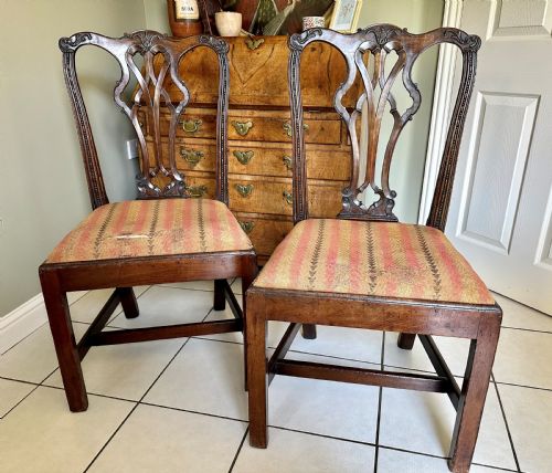 Fine Pair of 18th Century Provincial Chippendale Chairs in Mahogany.