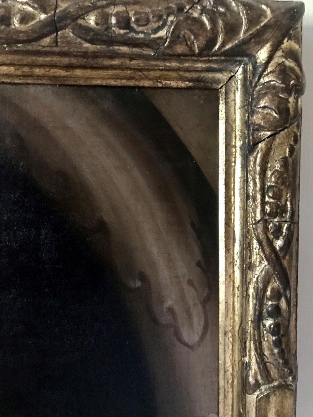 A late 17th-century Scottish oil portrait depicting a gentleman with a dark full-bottomed wig and lace cravat set within a painted feigned oval and carved gilded wooden frame. View VII
