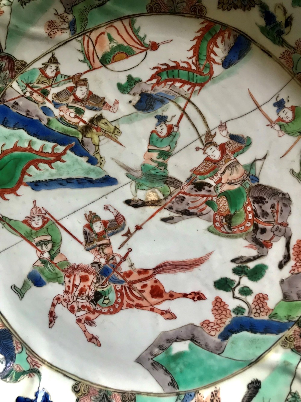 Rare Chinese Kangxi ‘Mounted Warriors' charger (1662-1722) View II