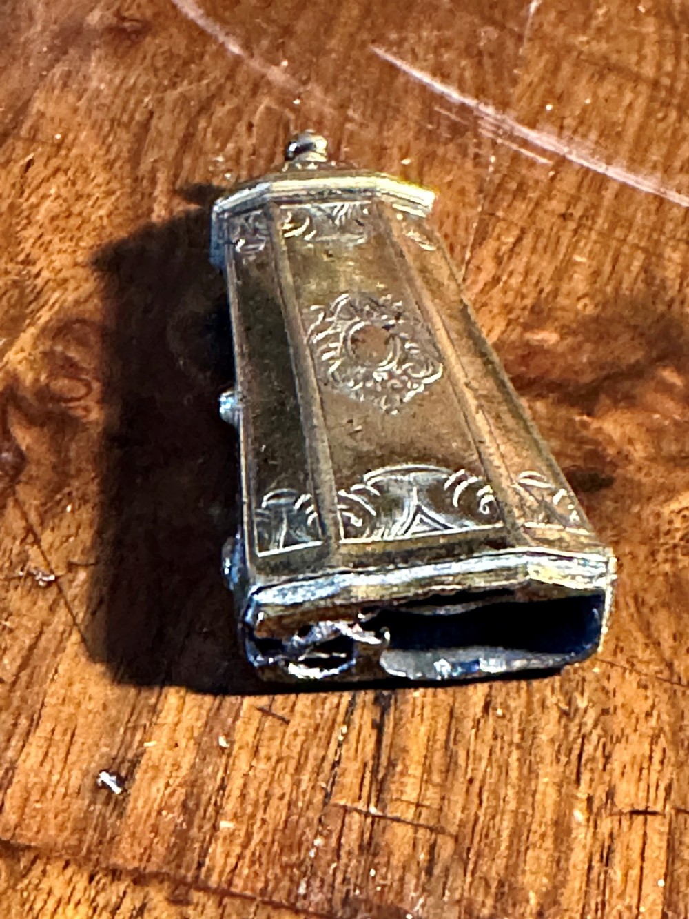 William and Mary gilt etui c.1700. View III