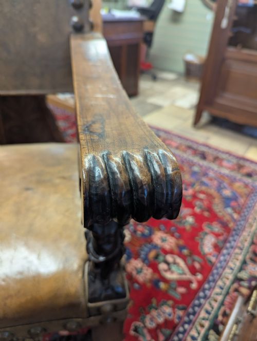 18TH CENTURY EUROPEAN WALNUT AND LEATHER THRONE CHAIR - ADDITIONAL PHOTO 5