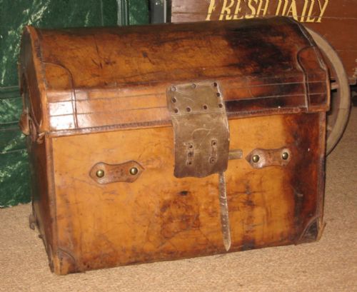 LARGE VICTORIAN LEATHER TRUNK - ADDITIONAL PHOTO 2