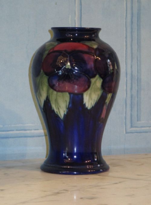 moorcroft pansy pattern vase - CATEGORY: ANTIQUE VASES - DATED 1920