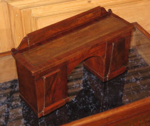 VICTORIAN TEA CADDY IN THE FORM OF A MINIATURE SIDEBOARD - ADDITIONAL PHOTO 4