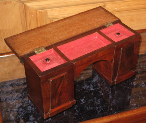 VICTORIAN TEA CADDY IN THE FORM OF A MINIATURE SIDEBOARD - ADDITIONAL PHOTO 5