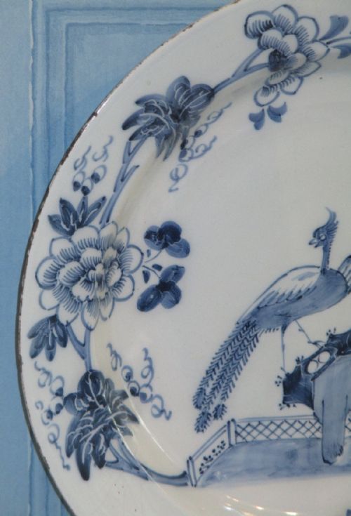 SUPERB ENGLISH DELFT CHARGER WITH PEACOCK - ADDITIONAL PHOTO 2