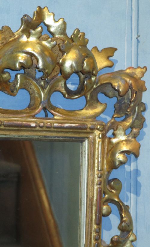SMALL ITALIAN CARVED GILTWOOD MIRROR - ADDITIONAL PHOTO 3