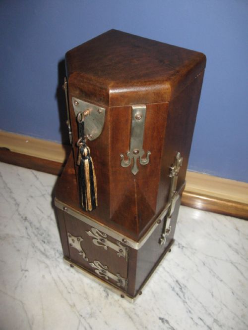 UNUSUAL WALNUT GOTHIC REVIVAL BOX - ADDITIONAL PHOTO 3