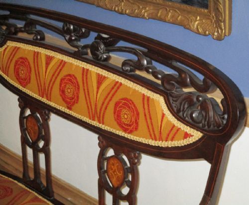 FINE ART NOUVEAU MAHOGANY SETTEE - ADDITIONAL PHOTO 2