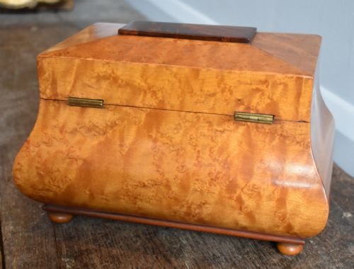 FINE AND UNUSUAL SATINWOOD TEA CADDY - ADDITIONAL PHOTO 6