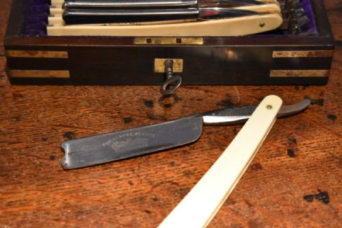 SUPERB BOXED DAYS OF THE WEEK RAZOR SET - ADDITIONAL PHOTO 5