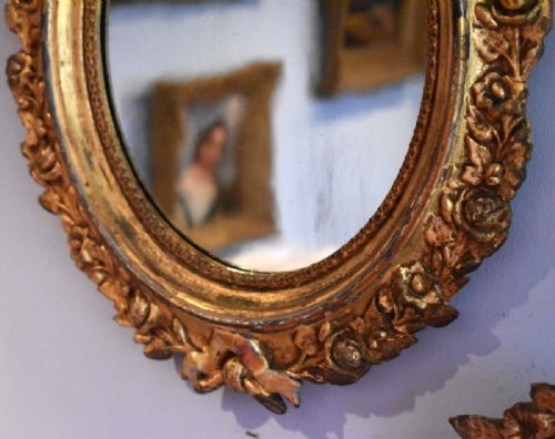 A PAIR OF VICTORIAN SMALL OVAL GILT MIRRORS - ADDITIONAL PHOTO 4