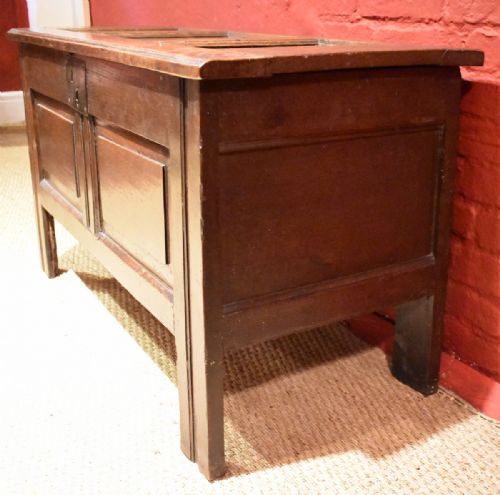 SMALL SEVENTEENTH CENTURY OAK COFFER - ADDITIONAL PHOTO 2