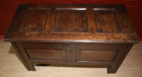 SMALL SEVENTEENTH CENTURY OAK COFFER - ADDITIONAL PHOTO 3