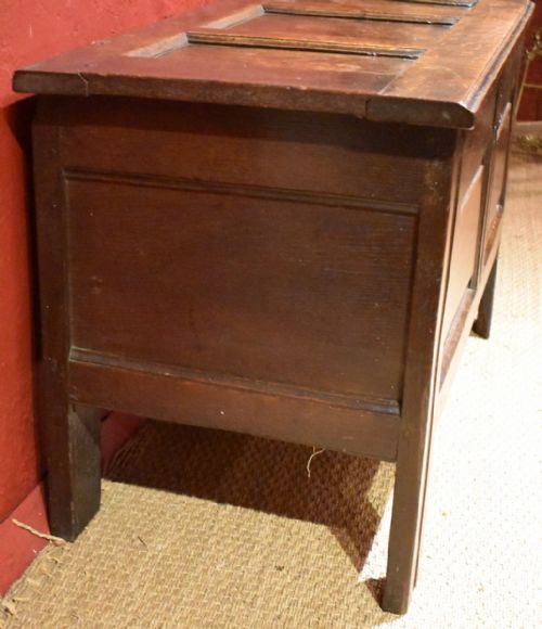 SMALL SEVENTEENTH CENTURY OAK COFFER - ADDITIONAL PHOTO 4
