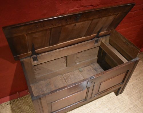 SMALL SEVENTEENTH CENTURY OAK COFFER - ADDITIONAL PHOTO 5