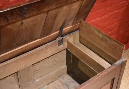 SMALL SEVENTEENTH CENTURY OAK COFFER - ADDITIONAL PHOTO 6